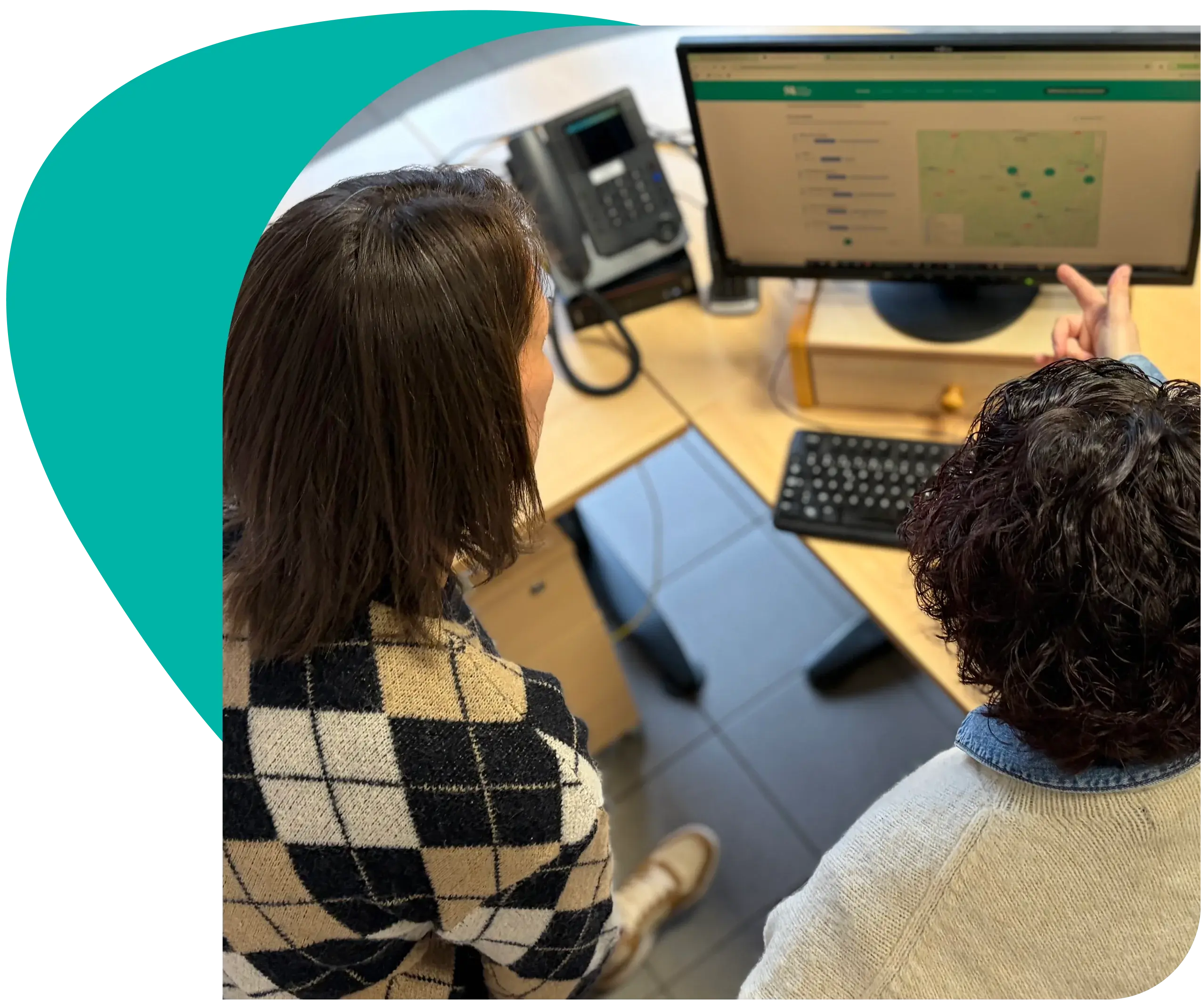 Deux personnes consultant l'annuaire Santé Mentale Vosges sur un ordinateur